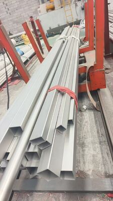 Przewody stalowe ze stopu o grubości dostosowanej do wymagań norm przemysłowych, zapewniające wytrzymałość i długowieczność w zastosowaniach produkcyjnych