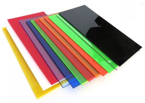 Formowanie błyszczącego arkusza akrylowego o wymiarach 8 x 4 stóp i grubości 3 mm